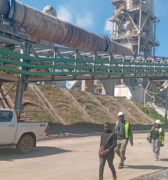 industrias locales — Periodistas recorren la nueva planta de sulfato de litio de Prospect Lithium Zimbabwe en Goromonzi para conocer el proceso de beneficio local de minerales. Foto de: Enos Denhere/Al Jazeera