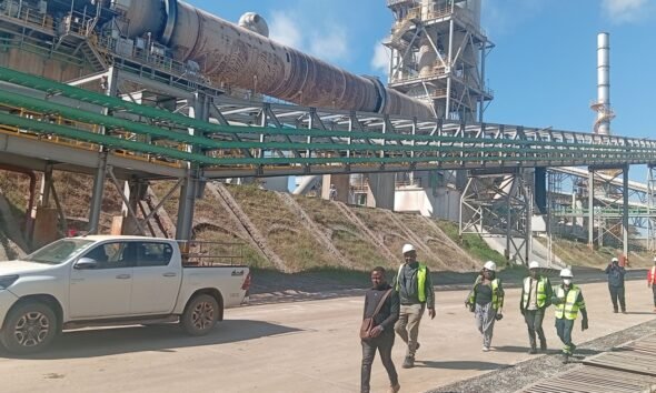 industrias locales — Periodistas recorren la nueva planta de sulfato de litio de Prospect Lithium Zimbabwe en Goromonzi para conocer el proceso de beneficio local de minerales. Foto de: Enos Denhere/Al Jazeera