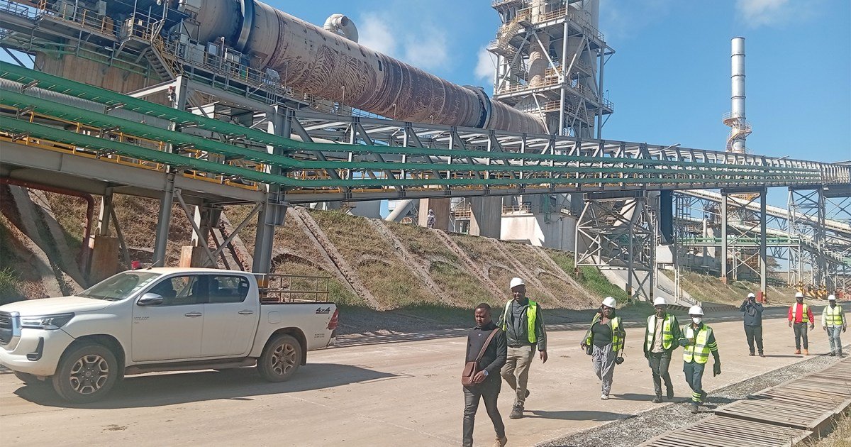 industrias locales — Periodistas recorren la nueva planta de sulfato de litio de Prospect Lithium Zimbabwe en Goromonzi para conocer el proceso de beneficio local de minerales. Foto de: Enos Denhere/Al Jazeera