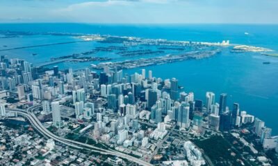 calor extremo — Vista aérea de la zona costera de Miami, ciudad que recientemente registró temperaturas récord durante una intensa ola de calor en Florida. Foto de: Infobae