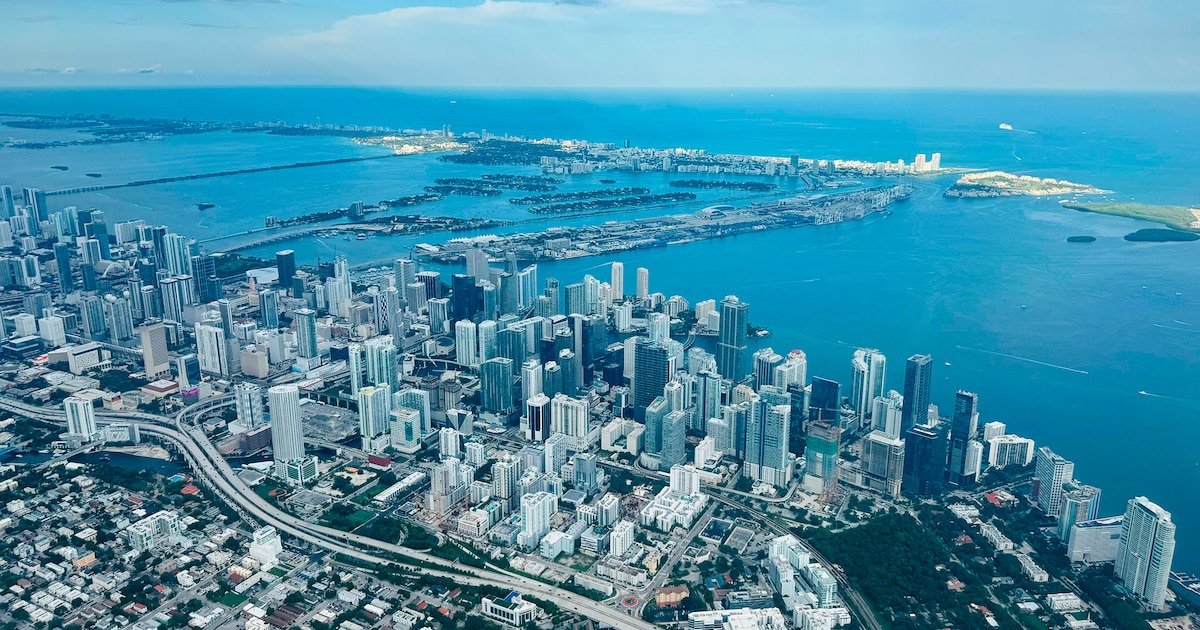 calor extremo — Vista aérea de la zona costera de Miami, ciudad que recientemente registró temperaturas récord durante una intensa ola de calor en Florida. Foto de: Infobae