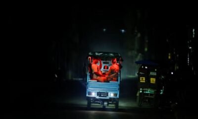apagón Cuba — Dos personas en un vehículo motorizado bajo la luz de una lámpara durante el apagón que afecta a Cuba. Foto de: CNN en Español