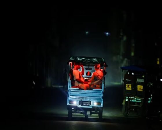 apagón Cuba — Dos personas en un vehículo motorizado bajo la luz de una lámpara durante el apagón que afecta a Cuba. Foto de: CNN en Español