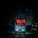 apagón Cuba — Dos personas en un vehículo motorizado bajo la luz de una lámpara durante el apagón que afecta a Cuba. Foto de: CNN en Español
