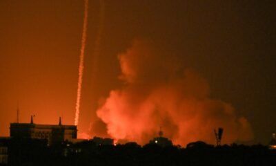 ataque misiles rusos Ucrania — Una gran nube de humo y fuego se eleva sobre una zona urbana en Ucrania durante el conflicto con Rusia. Foto de: AFP