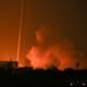 ataque misiles rusos Ucrania — Una gran nube de humo y fuego se eleva sobre una zona urbana en Ucrania durante el conflicto con Rusia. Foto de: AFP
