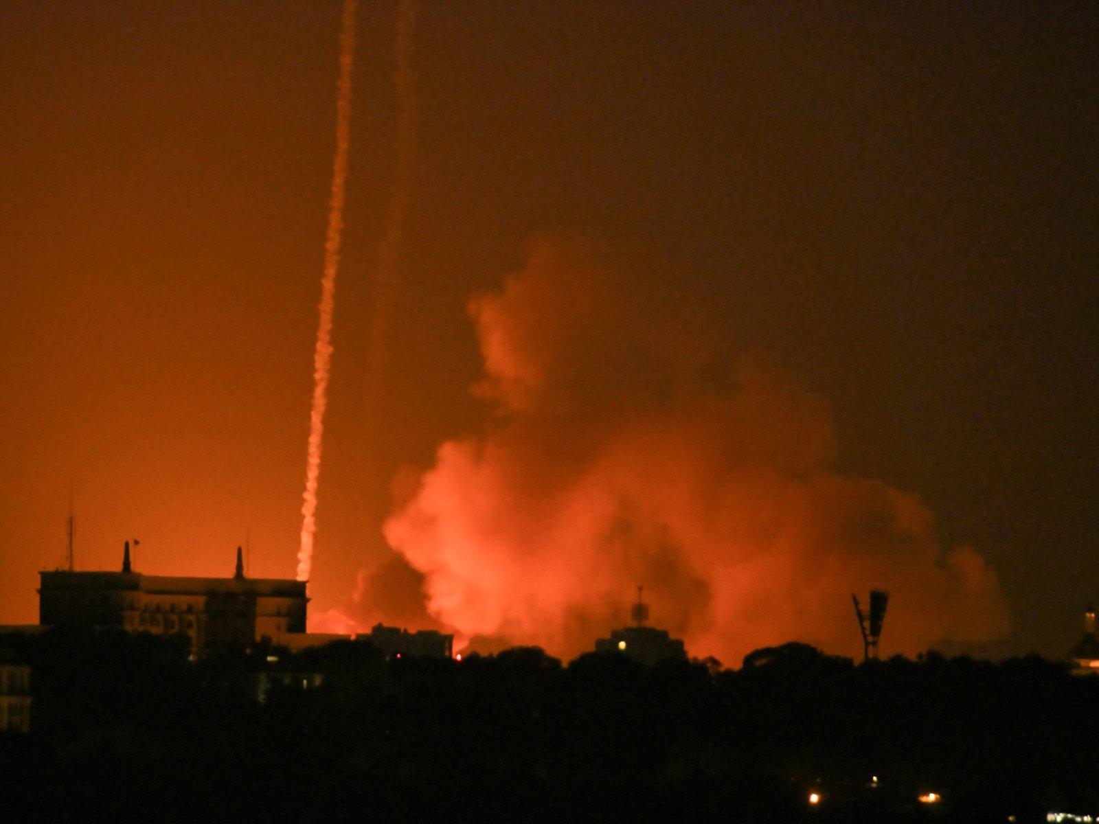 ataque misiles rusos Ucrania — Una gran nube de humo y fuego se eleva sobre una zona urbana en Ucrania durante el conflicto con Rusia. Foto de: AFP