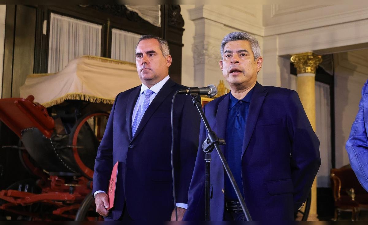 Catherin Palomino — Pedro Sánchez y Fernando Grande-Marlaska aparecen en un escenario con un micrófono y un fondo decorado con cortinajes. Foto de: La República