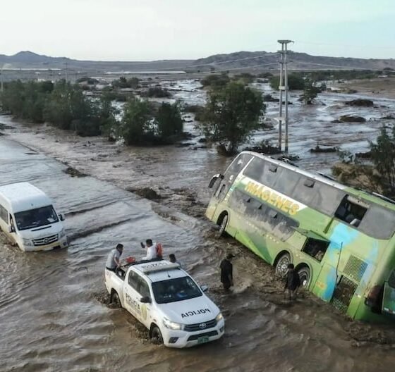 vulnerabilidad financiera — Vehículos y un autobús quedan atrapados por inundaciones causadas por el fenómeno de El Niño en una zona rural. Foto de: Gestión