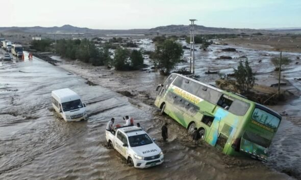 vulnerabilidad financiera — Vehículos y un autobús quedan atrapados por inundaciones causadas por el fenómeno de El Niño en una zona rural. Foto de: Gestión