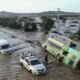 vulnerabilidad financiera — Vehículos y un autobús quedan atrapados por inundaciones causadas por el fenómeno de El Niño en una zona rural. Foto de: Gestión