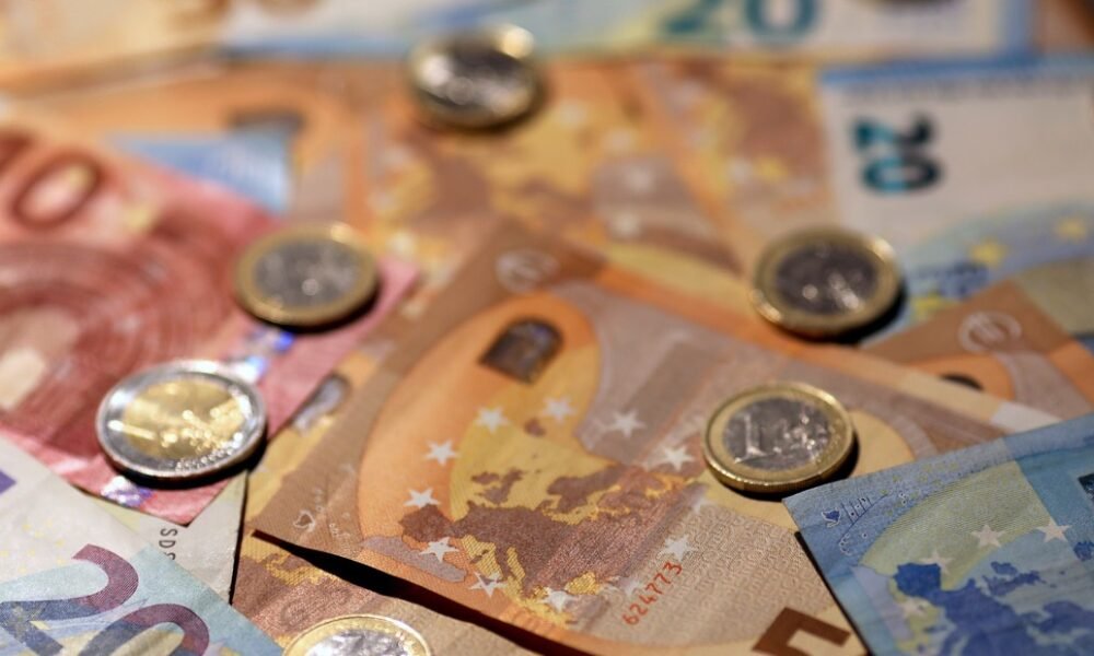 cotización euro Perú — Billetes y monedas de euro sobre una superficie, ilustrando la cotización de la moneda en el mercado peruano. Foto de: Clarin.com