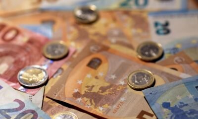 cotización euro Perú — Billetes y monedas de euro sobre una superficie, ilustrando la cotización de la moneda en el mercado peruano. Foto de: Clarin.com