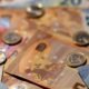 cotización euro Perú — Billetes y monedas de euro sobre una superficie, ilustrando la cotización de la moneda en el mercado peruano. Foto de: Clarin.com