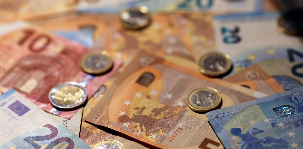cotización euro Perú — Billetes y monedas de euro sobre una superficie, ilustrando la cotización de la moneda en el mercado peruano. Foto de: Clarin.com