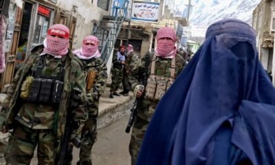 crisis Afganistán — Soldados con pasamontañas y una mujer con hiyab en una calle de Afganistán reflejan la situación actual tras la llegada de los talibanes. Foto de: CNN en Español