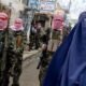 crisis Afganistán — Soldados con pasamontañas y una mujer con hiyab en una calle de Afganistán reflejan la situación actual tras la llegada de los talibanes. Foto de: CNN en Español