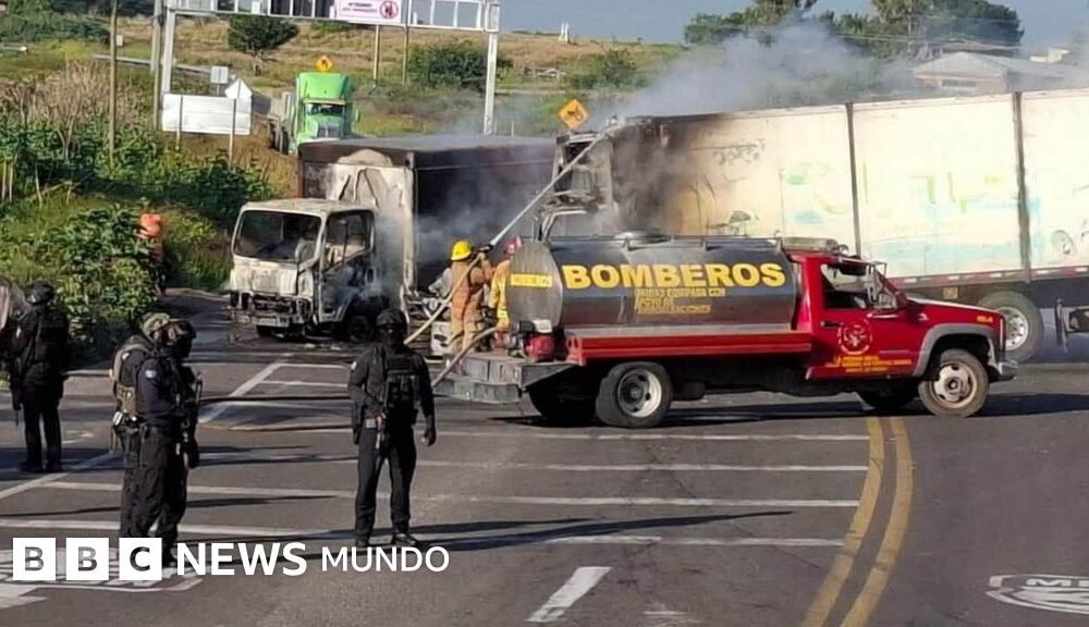 Decenas narcobloqueos Michoacán — Bomberos combaten el incendio de un camión comercial en una carretera de Michoacán tras los bloqueos violentos del Cartel Jalisco Nueva Generación. Foto de: SSP