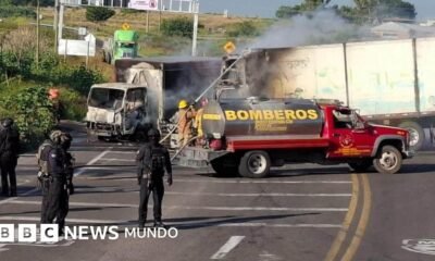 Decenas narcobloqueos Michoacán — Bomberos combaten el incendio de un camión comercial en una carretera de Michoacán tras los bloqueos violentos del Cartel Jalisco Nueva Generación. Foto de: SSP