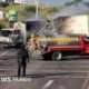 Decenas narcobloqueos Michoacán — Bomberos combaten el incendio de un camión comercial en una carretera de Michoacán tras los bloqueos violentos del Cartel Jalisco Nueva Generación. Foto de: SSP