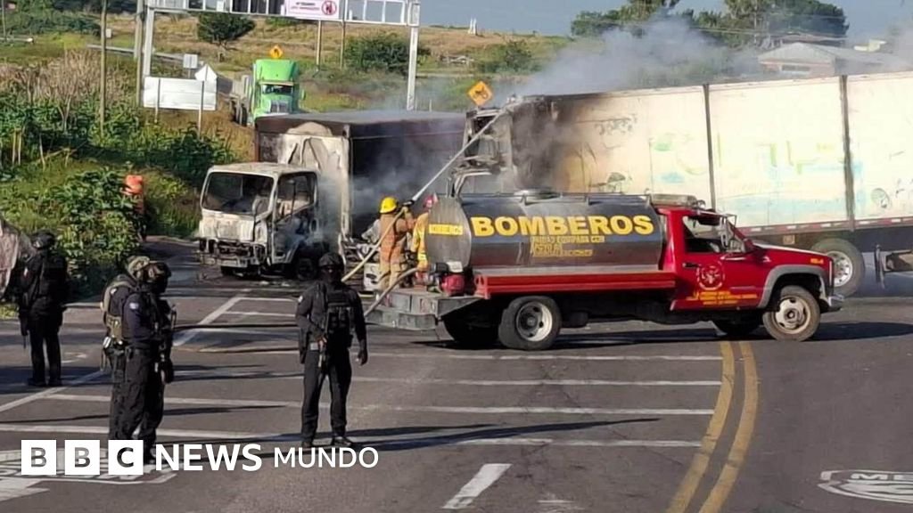 Decenas narcobloqueos Michoacán — Bomberos combaten el incendio de un camión comercial en una carretera de Michoacán tras los bloqueos violentos del Cartel Jalisco Nueva Generación. Foto de: SSP