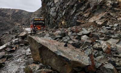 carretera Panamericana Sur — Un vehículo queda atrapado entre rocas tras un desprendimiento provocado por las fuertes lluvias en la región de Arequipa. Foto de: Gestión