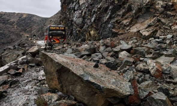 carretera Panamericana Sur — Un vehículo queda atrapado entre rocas tras un desprendimiento provocado por las fuertes lluvias en la región de Arequipa. Foto de: Gestión