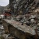 carretera Panamericana Sur — Un vehículo queda atrapado entre rocas tras un desprendimiento provocado por las fuertes lluvias en la región de Arequipa. Foto de: Gestión