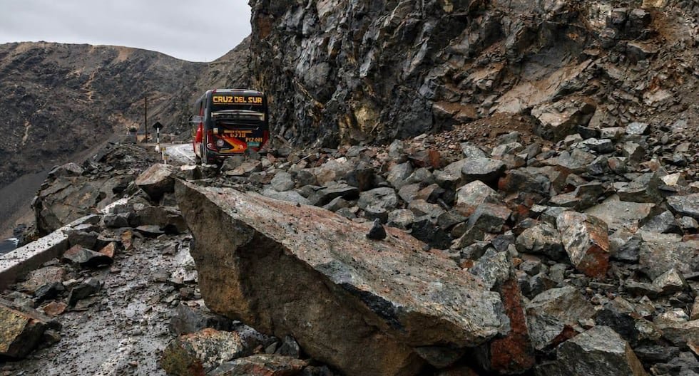 carretera Panamericana Sur — Un vehículo queda atrapado entre rocas tras un desprendimiento provocado por las fuertes lluvias en la región de Arequipa. Foto de: Gestión