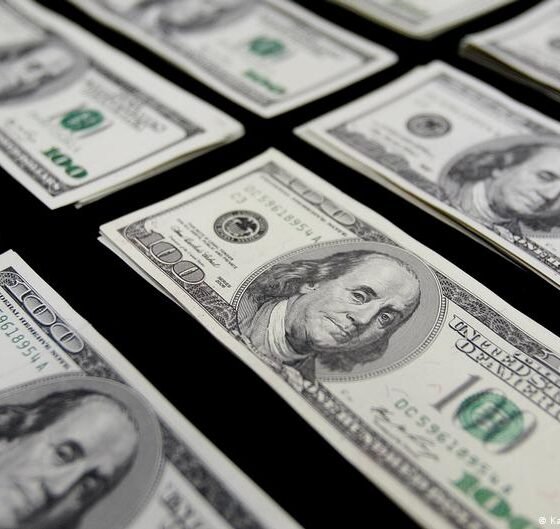 deuda soberana EE.UU — Billetes de 100 dólares estadounidenses que ilustran el volumen de la deuda soberana de Estados Unidos. Foto de: Karel Navarro/AP Photo/picture alliance