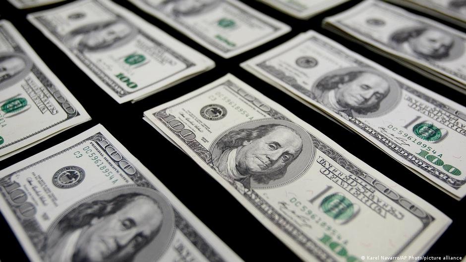 deuda soberana EE.UU — Billetes de 100 dólares estadounidenses que ilustran el volumen de la deuda soberana de Estados Unidos. Foto de: Karel Navarro/AP Photo/picture alliance
