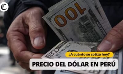 Unas manos sostienen billetes de dólares estadounidenses mientras se informa sobre el cierre del tipo de cambio en Perú. Foto de: El Comercio Perú