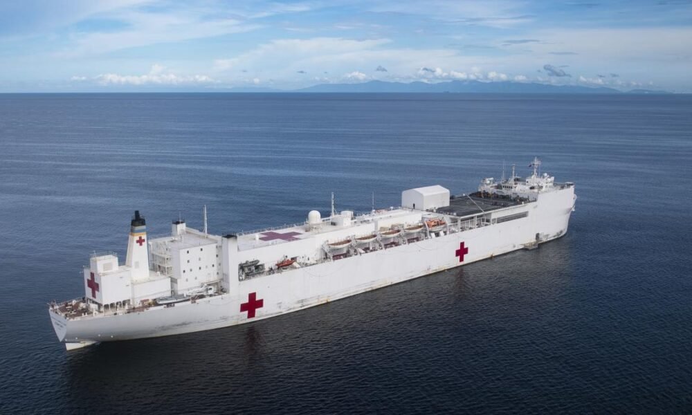 buque hospital Perú — Un buque hospital de gran escala navega por el océano, como el que Estados Unidos enviará al Perú para enfrentar los efectos del fenómeno de El Niño. Foto de: Perú21