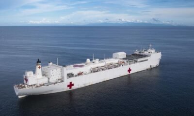 buque hospital Perú — Un buque hospital de gran escala navega por el océano, como el que Estados Unidos enviará al Perú para enfrentar los efectos del fenómeno de El Niño. Foto de: Perú21