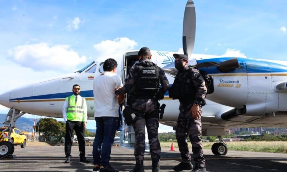 traslado inmediato — Agentes del INPEC supervisan el traslado de prisioneros a cárceles de máxima seguridad bajo las nuevas medidas de seguridad. Foto de: Instituto Nacional Penitenciario y Carcelario INPEC