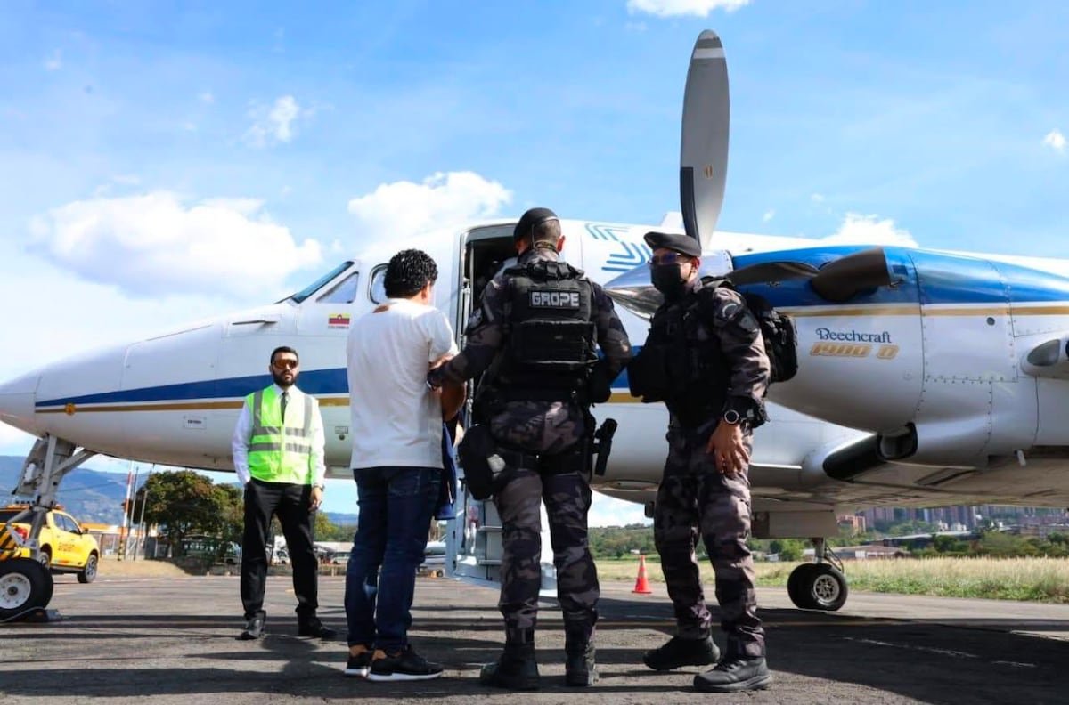 traslado inmediato — Agentes del INPEC supervisan el traslado de prisioneros a cárceles de máxima seguridad bajo las nuevas medidas de seguridad. Foto de: Instituto Nacional Penitenciario y Carcelario INPEC
