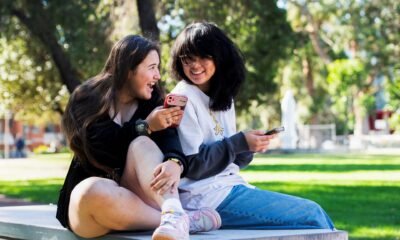 prohibición redes sociales — Las adolescentes Annie Wang y Novva Tolson revisan sus redes sociales en Sídney, mientras Australia evalúa la efectividad de su prohibición para menores. Foto de: Jeremy Piper/Reuters