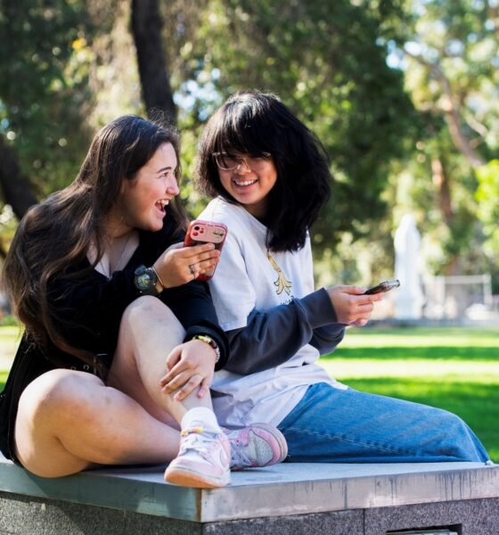 prohibición redes sociales — Las adolescentes Annie Wang y Novva Tolson revisan sus redes sociales en Sídney, mientras Australia evalúa la efectividad de su prohibición para menores. Foto de: Jeremy Piper/Reuters