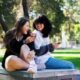 prohibición redes sociales — Las adolescentes Annie Wang y Novva Tolson revisan sus redes sociales en Sídney, mientras Australia evalúa la efectividad de su prohibición para menores. Foto de: Jeremy Piper/Reuters