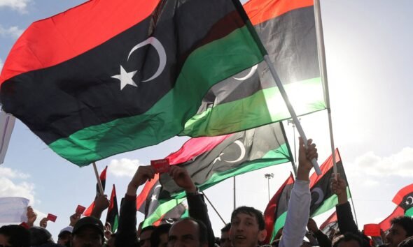 Manifestantes ondeiam banderas de Libia durante una demostración en Benghazi, en el contexto de los acuerdos para celebrar elecciones nacionales. Foto de: Esam Omran Al-Fetori/Reuters