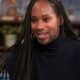 abuso sostenido Jason Arday — Retrato de un hombre con rastas largas y una sonrisa, vistiendo un suéter de cuello alto oscuro. Foto de: CNN en Español