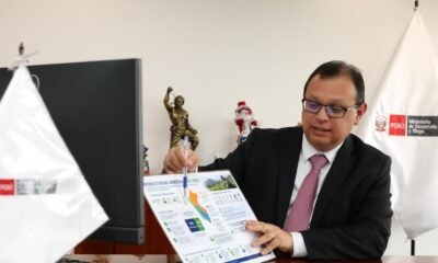 Gobierno emitirá — Un funcionario del Ministerio de Desarrollo Agrario y Riego muestra un plan de acción frente a los efectos del Fenómeno El Niño. Foto de: Gestión