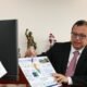 Gobierno emitirá — Un funcionario del Ministerio de Desarrollo Agrario y Riego muestra un plan de acción frente a los efectos del Fenómeno El Niño. Foto de: Gestión