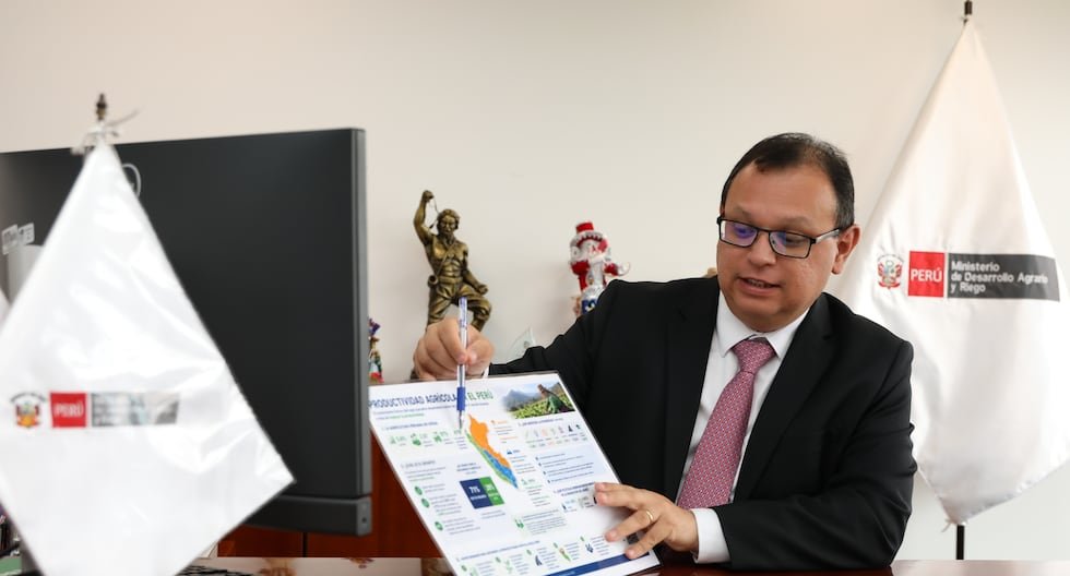 Gobierno emitirá — Un funcionario del Ministerio de Desarrollo Agrario y Riego muestra un plan de acción frente a los efectos del Fenómeno El Niño. Foto de: Gestión