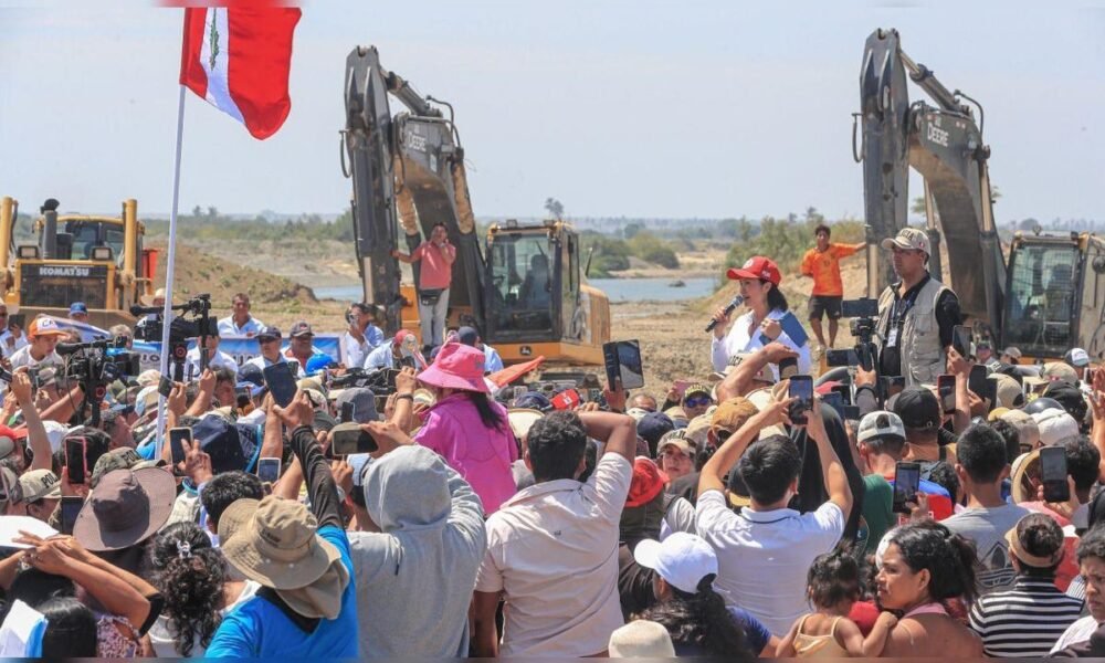 Decreto de Urgencia — Autoridades y ciudadanos se reúnen en una zona costera para coordinar medidas ante el riesgo del Fenómeno El Niño. Foto de: La República