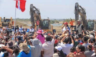 Decreto de Urgencia — Autoridades y ciudadanos se reúnen en una zona costera para coordinar medidas ante el riesgo del Fenómeno El Niño. Foto de: La República