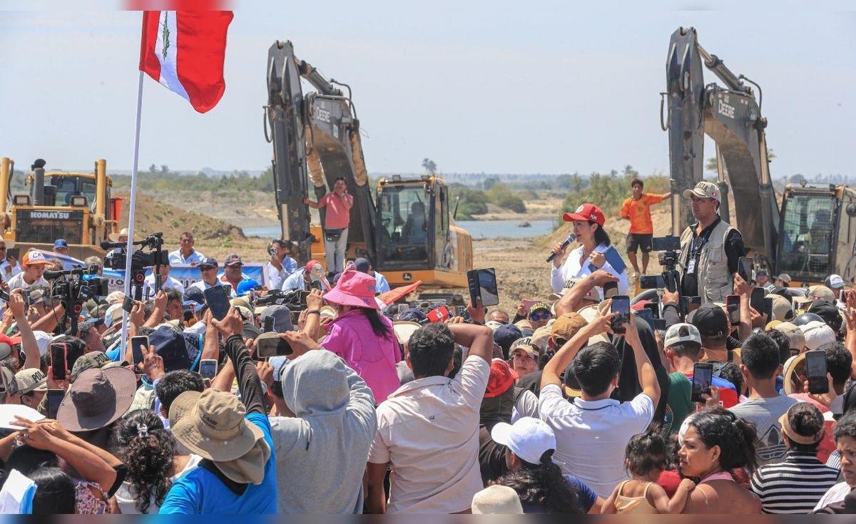 Decreto de Urgencia — Autoridades y ciudadanos se reúnen en una zona costera para coordinar medidas ante el riesgo del Fenómeno El Niño. Foto de: La República