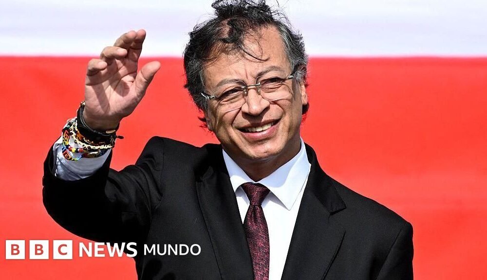 Petro concluye — El presidente Gustavo Petro saluda a sus simpatizantes durante un acto público en Bogotá. Foto de: LUIS ACOSTA / AFP via Getty Images