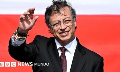 Petro concluye — El presidente Gustavo Petro saluda a sus simpatizantes durante un acto público en Bogotá. Foto de: LUIS ACOSTA / AFP via Getty Images