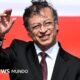 Petro concluye — El presidente Gustavo Petro saluda a sus simpatizantes durante un acto público en Bogotá. Foto de: LUIS ACOSTA / AFP via Getty Images